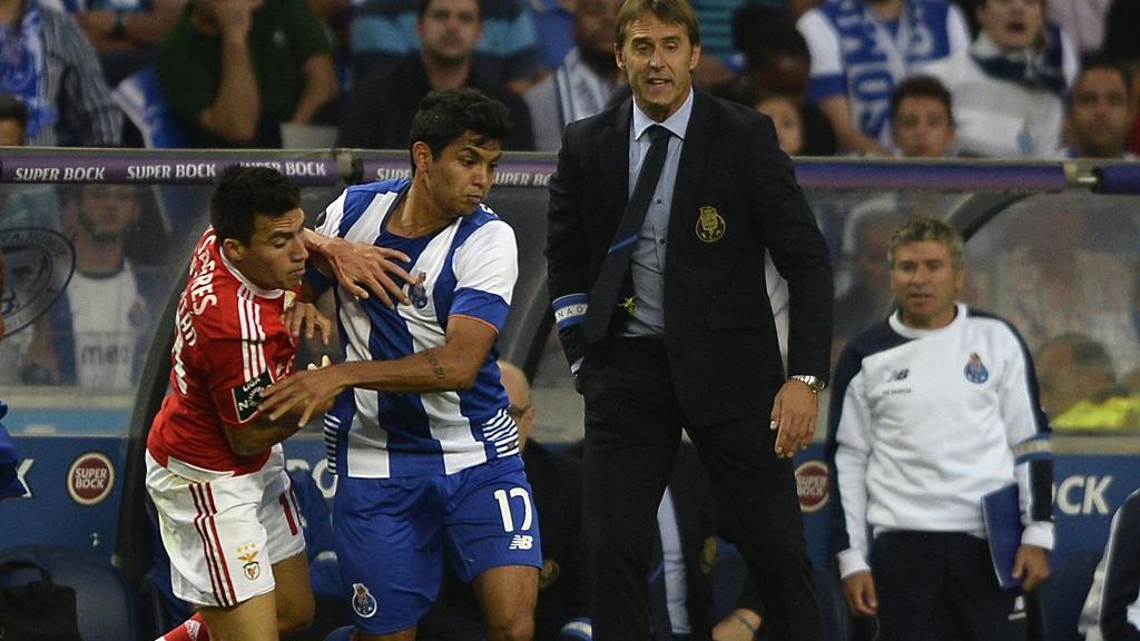 sevilla fc tecatito corona