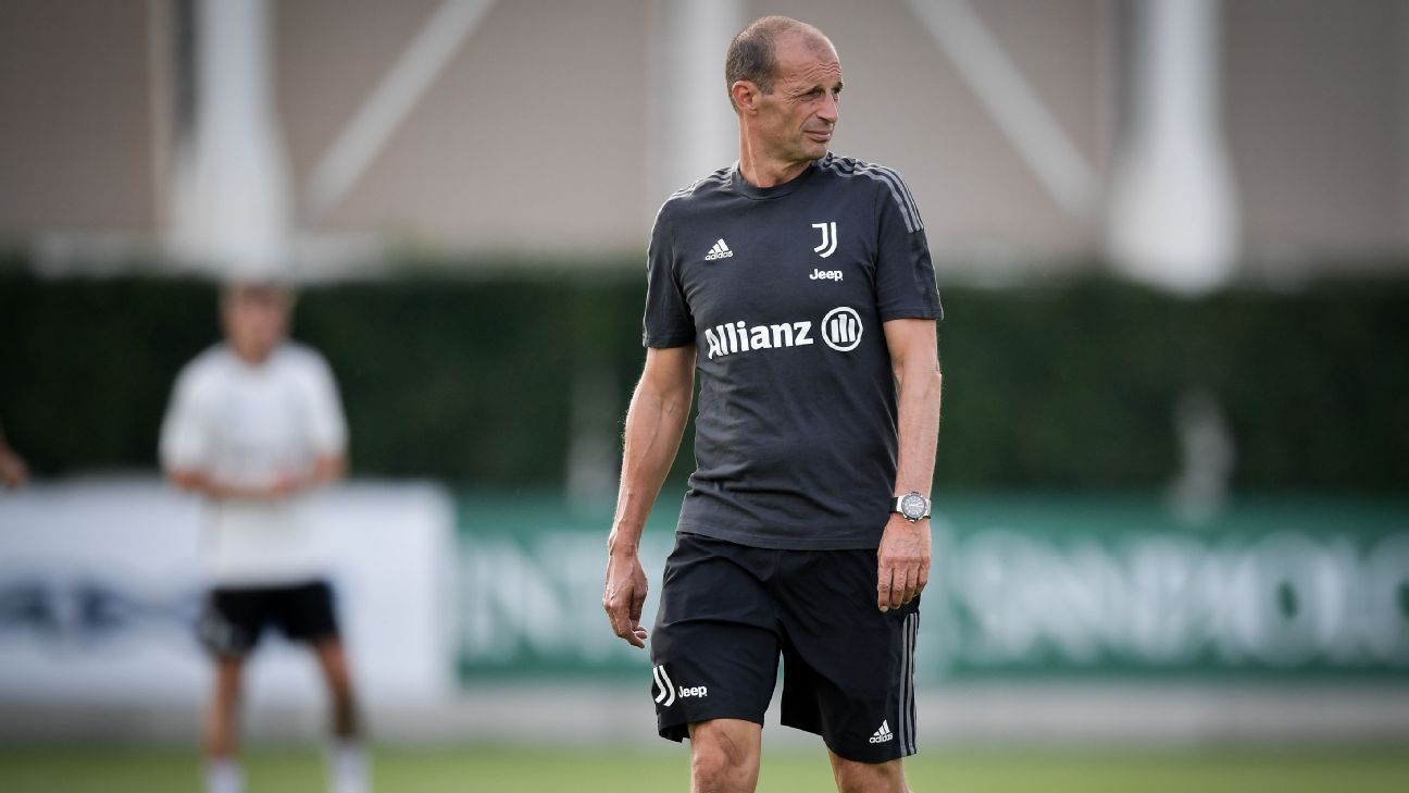 Cristiano Ronaldo does step-over at Juventus training after