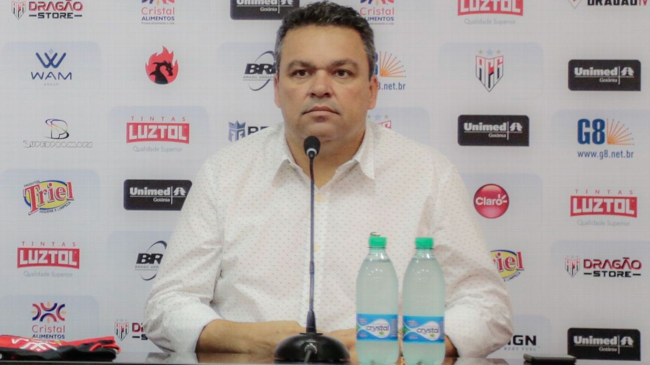 Presidente do Atlético-GO denuncia manipulação de resultados por árbitros brasileiros