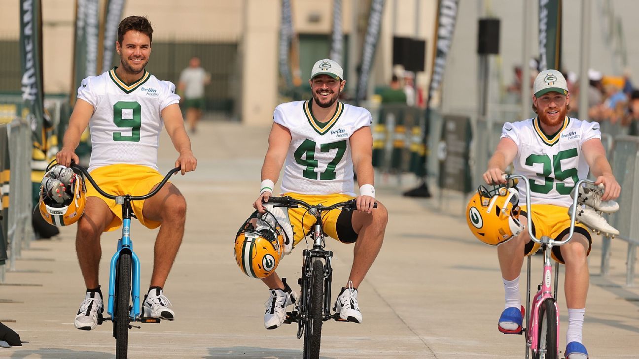 David Bakhtiari welcomes Aaron Rodgers back with golf cart