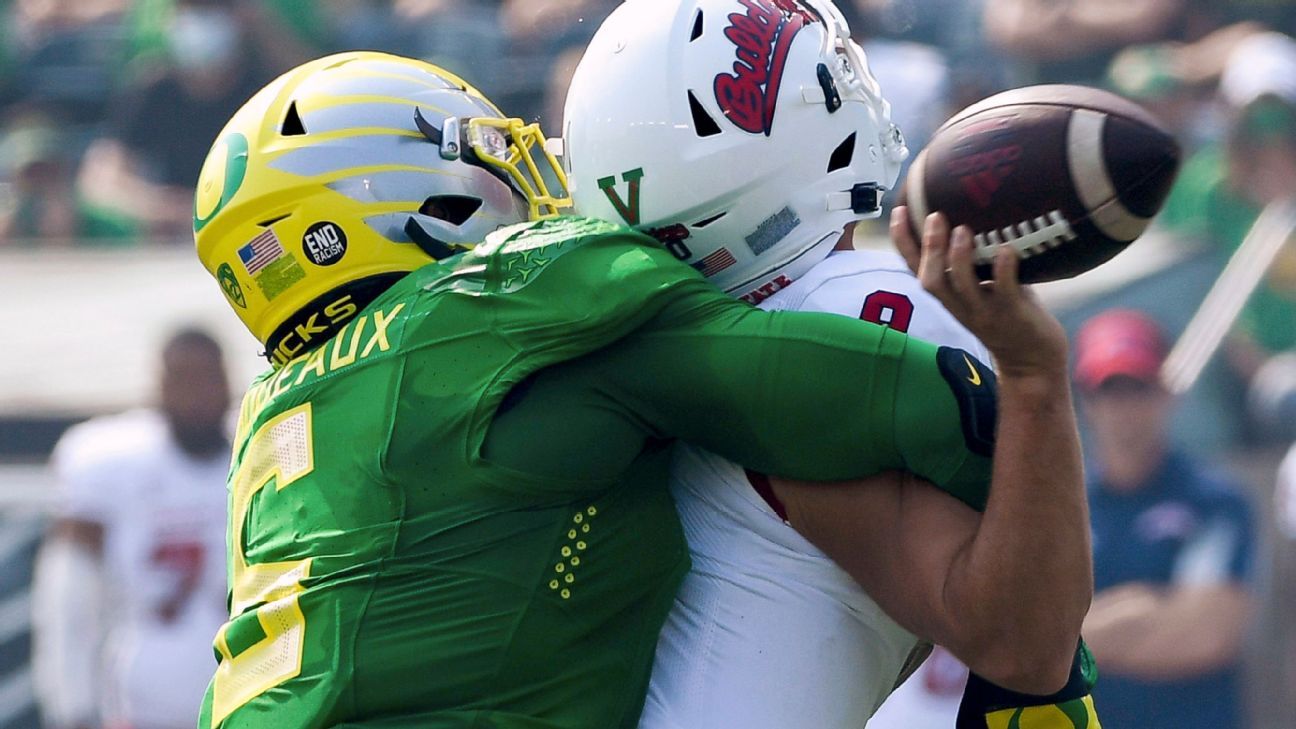 Star defensive end Kayvon Thibodeaux leaves Oregon Ducks' season opener  after first half - ESPN