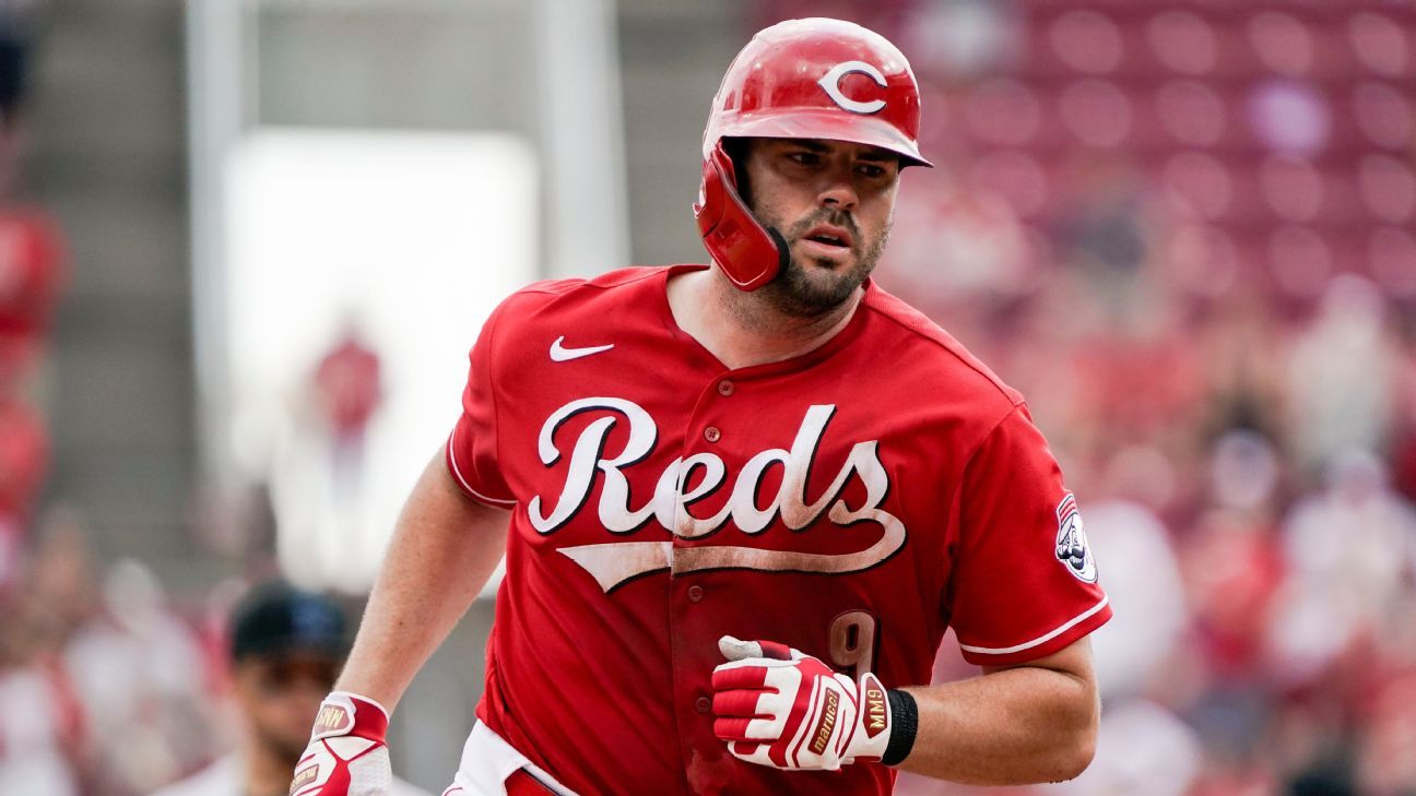 Mike Moustakas returns to lineup as Reds split twin bill with Royals - ESPN