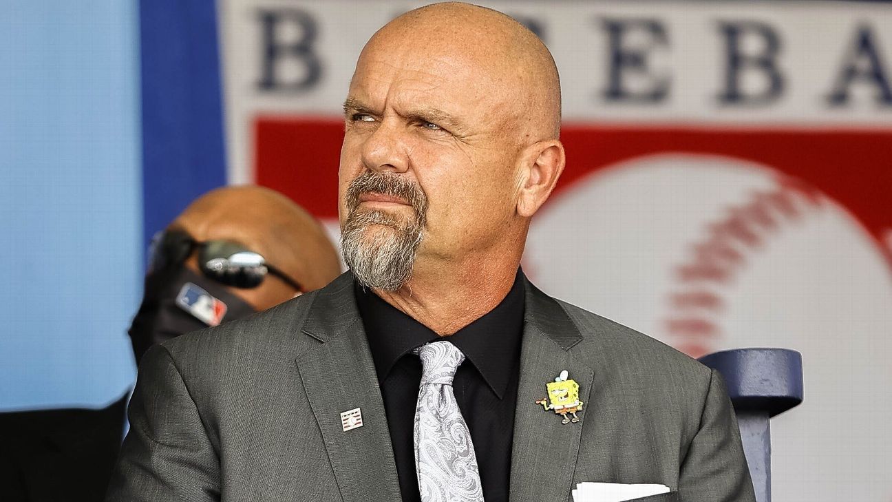 Larry Walker changes SpongeBob shirt for HOF jersey