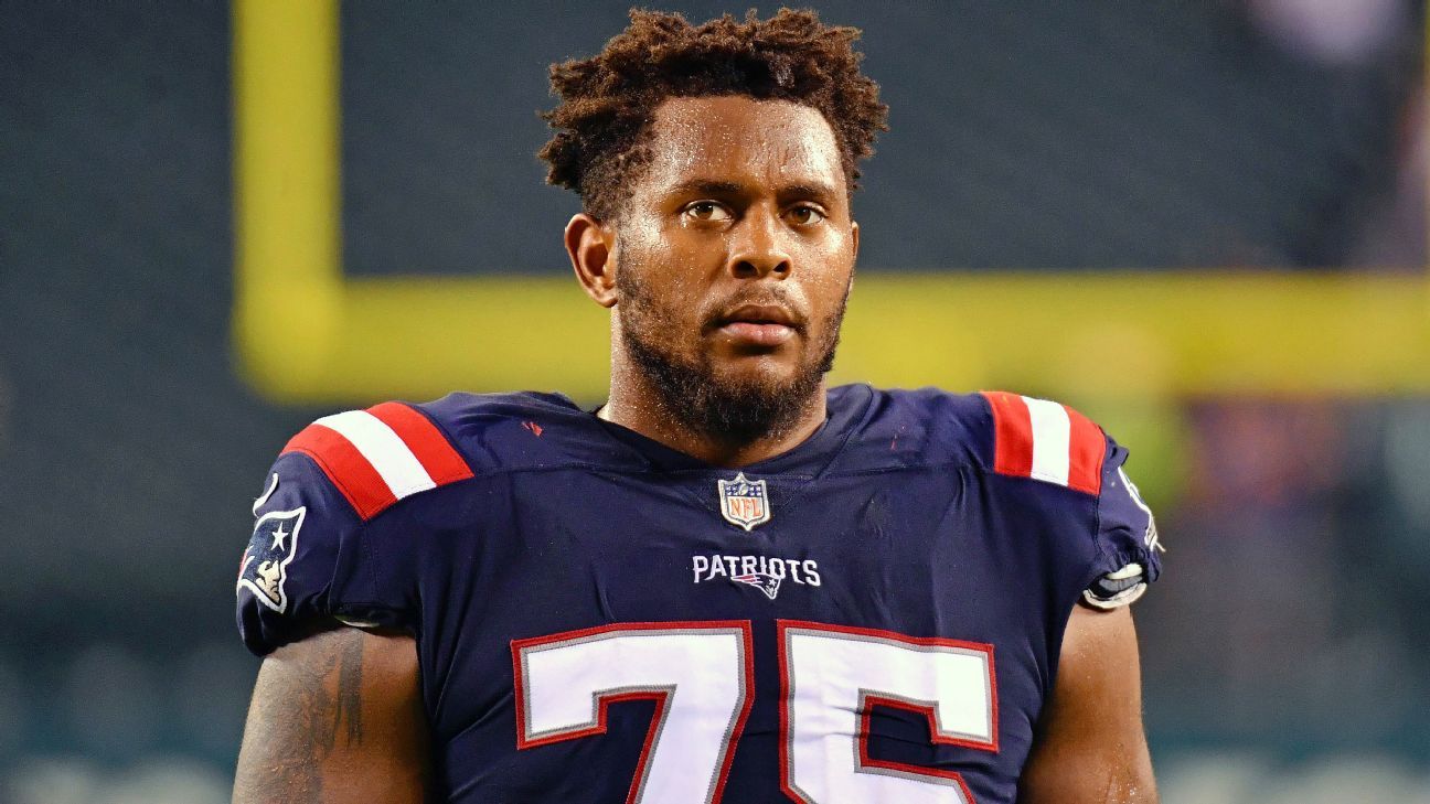 New England Patriots guard Justin Herron (75) walks off the field following  an NFL football game against the Jacksonville Jaguars, Sunday, Jan. 2,  2022, in Foxborough, Mass. (AP Photo/Stew Milne Stock Photo - Alamy