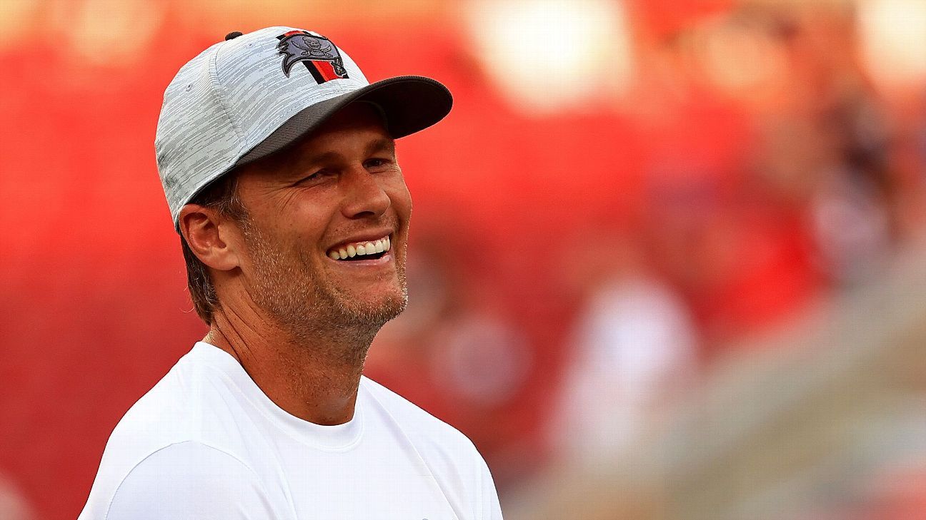 Tom Brady goza de una personalidad extrovertida y divertida desde que dejo a los Patriots