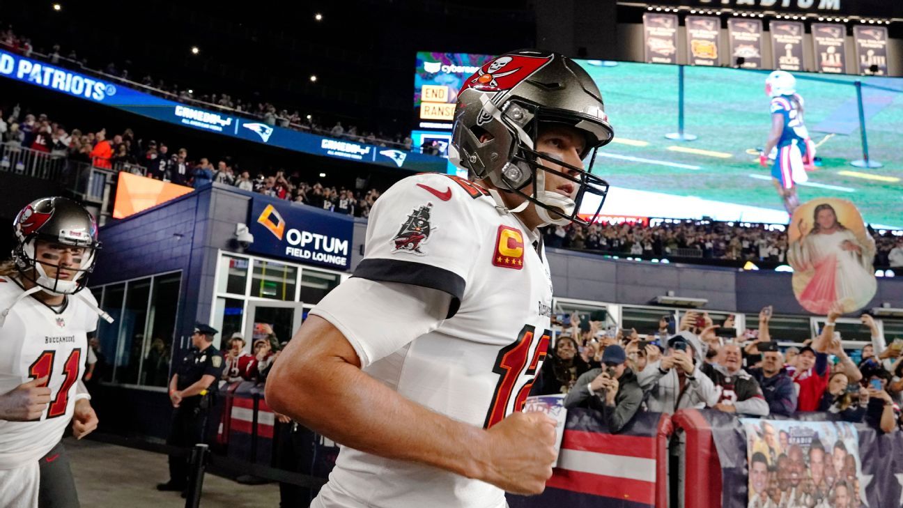 Tampa Bay Buccaneers' Tom Brady greeted with Patriots tribute video, 'Brady' cheers, embraces in New England return