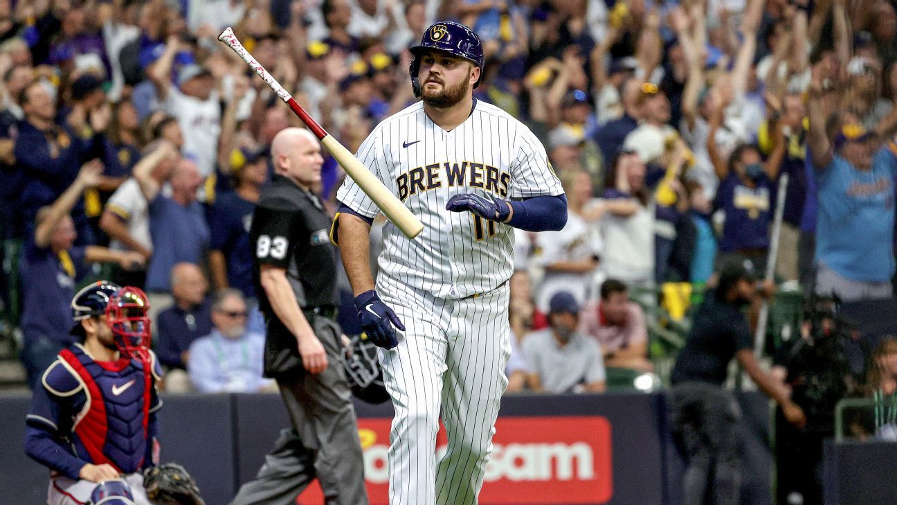 Rowdy Tellez's clutch homer, throw to plate propel Milwaukee Brewers in Game 1