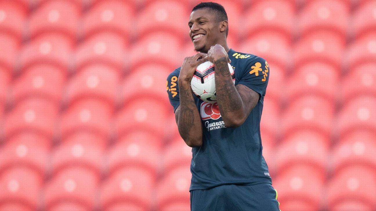 Palmeiras monitora o atacante Wesley Moraes, emprestado pelo Aston