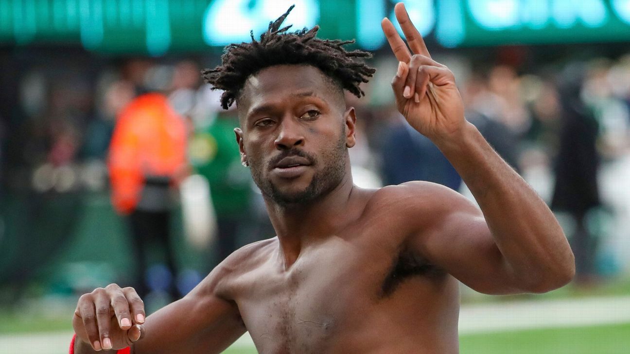 WR Antonio Brown re-signs with Buccaneers on one-year deal