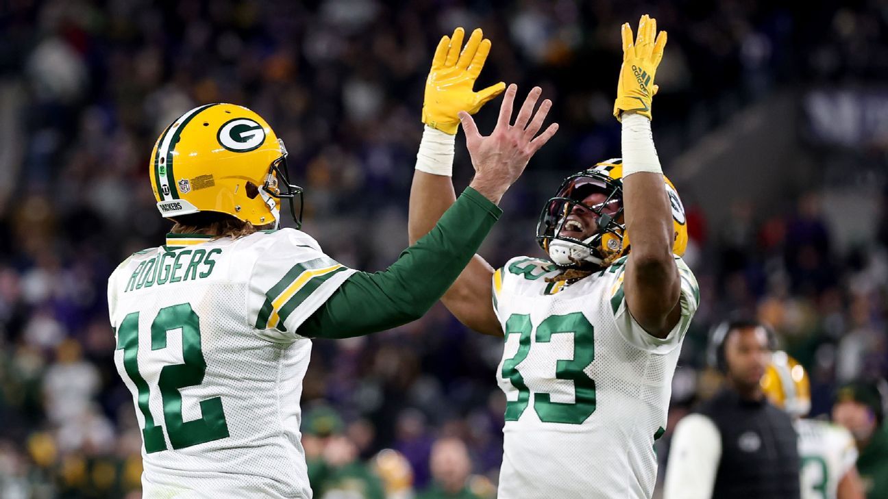 Green Bay, Wisconsin, USA. 2nd Oct, 2022. Green Bay Packers running back  Aaron Jones (33) signals first down after his run during the NFL football  game between the New England Patriots and