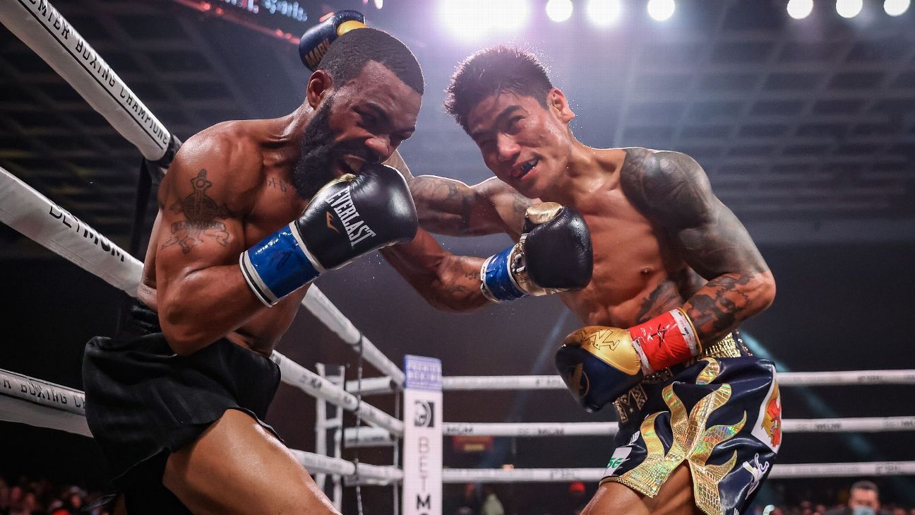 Mark Magsayo pulls upset to halt Gary Russell Jr.'s long WBC featherweight title..