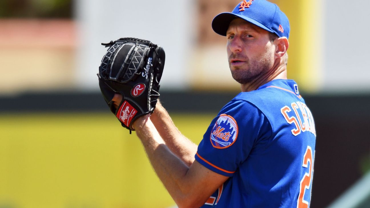 Max Scherzer wears Mets gear in first spring training photos