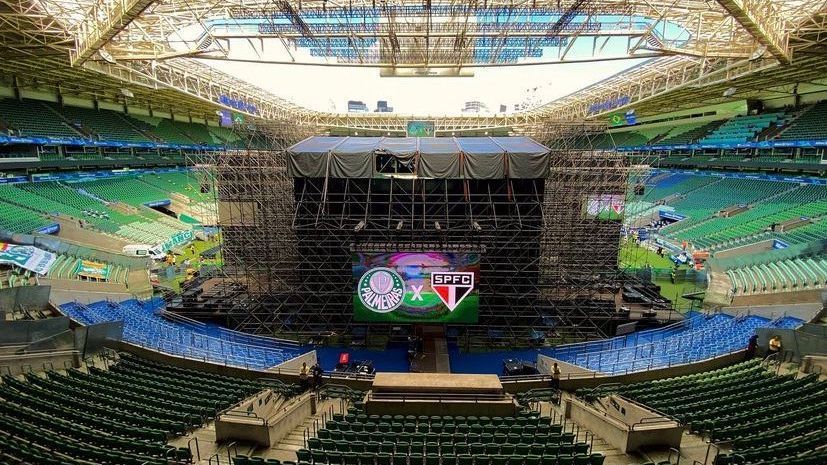Escenario para concierto interfiere vista de aficionados en estadio