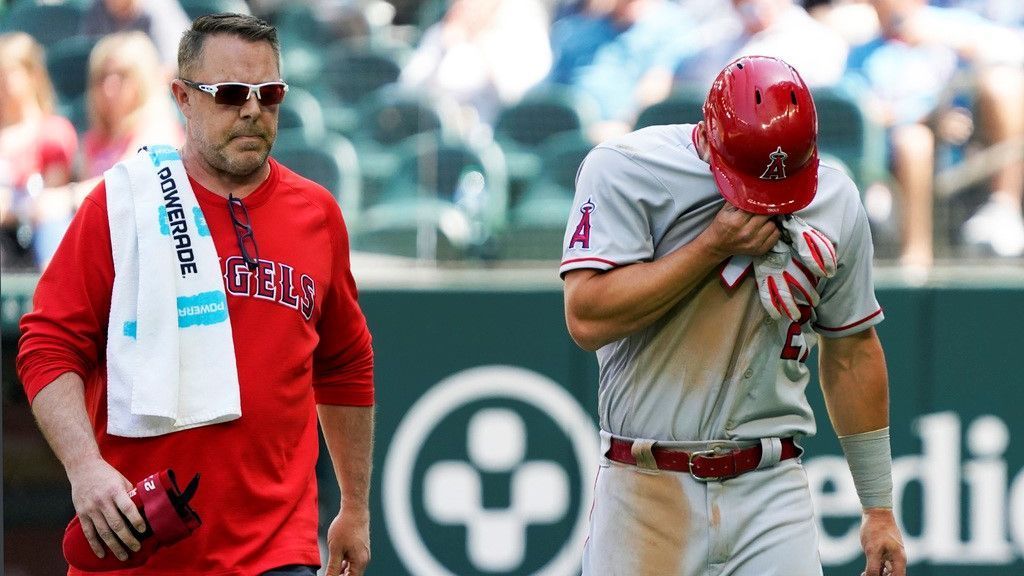 Los Angeles Angels' Mike Trout leaves game after pitch hits hand; X-rays negativ..