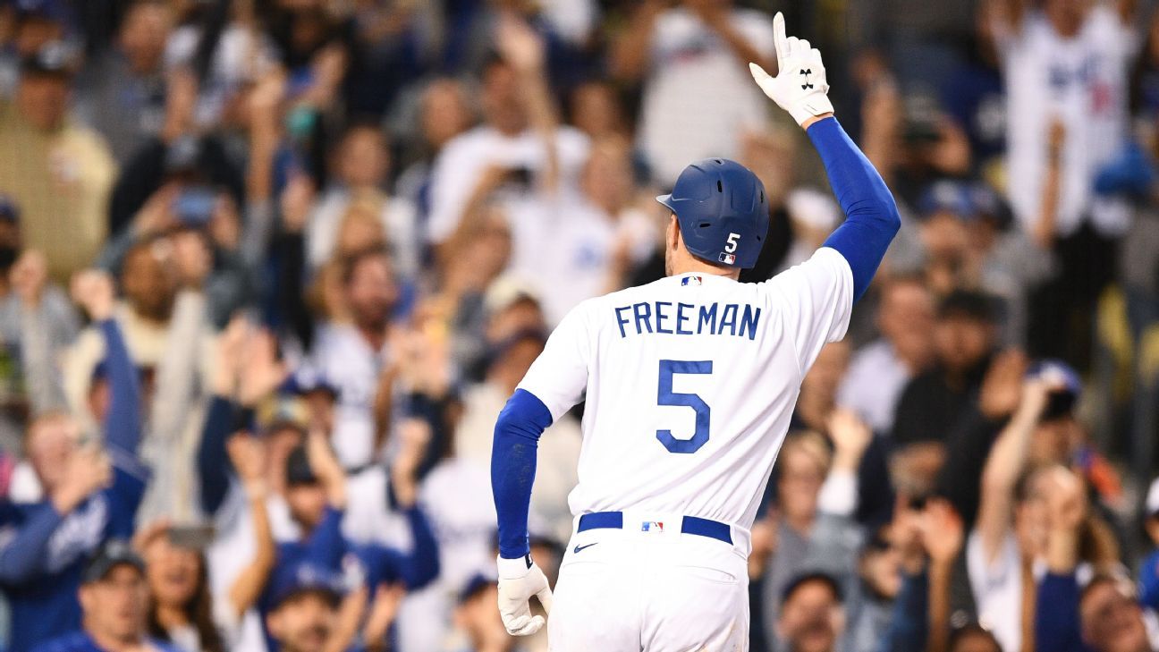 Freeman HR ahead of emotional return, Dodgers sweep Reds