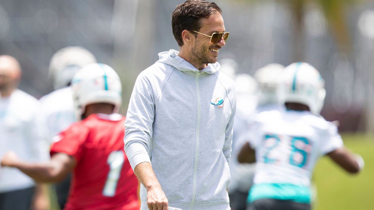 Dolphins coach Mike McDaniel clicks with players, creates 'different vibe'  - Miami Dolphins Blog- ESPN
