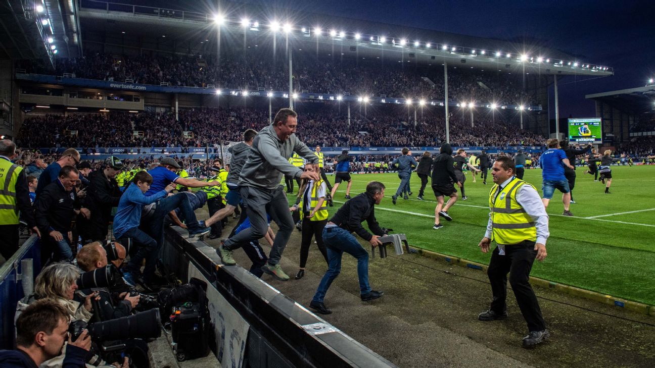 Crystal Palace boss Patrick Vieira appears to kick out at fan during Everton pit..