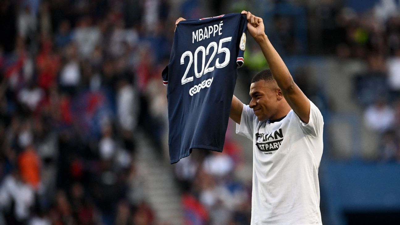 Lionel Messi, Kylian Mbappe and Neymar Junior model Paris Saint-Germain's  kit for the 2022/23 season - Football España