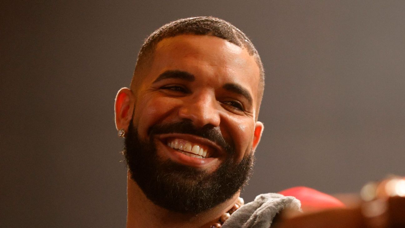 Drake recorded dropping buckets at Toronto mansion