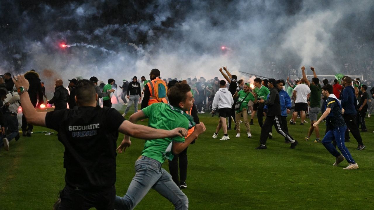 Torcedores do Nice atiram objetos no campo, invadem, brigam e param jogo  contra Olympique, futebol francês