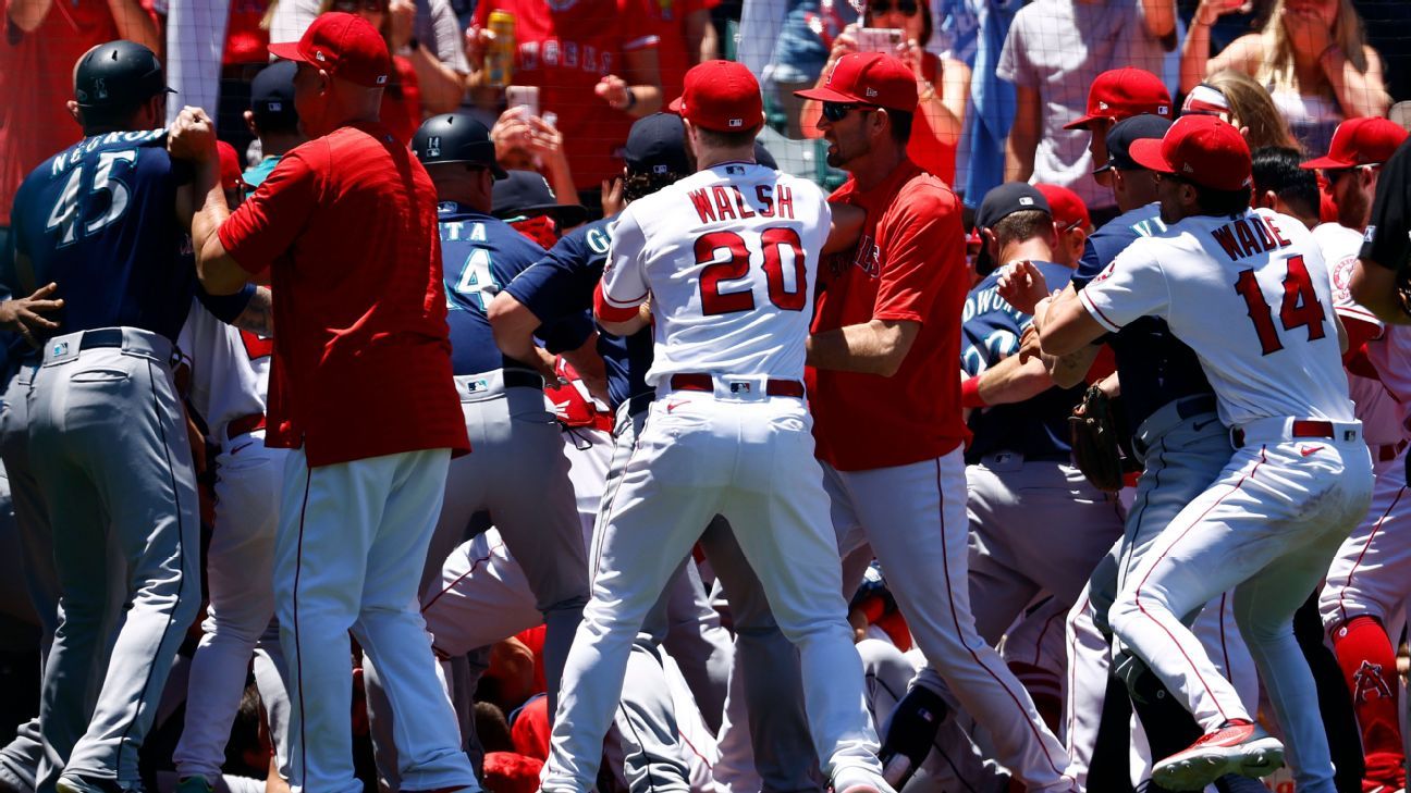 Mariners' Jesse Winker Apologizes for Flipping Off Fans After