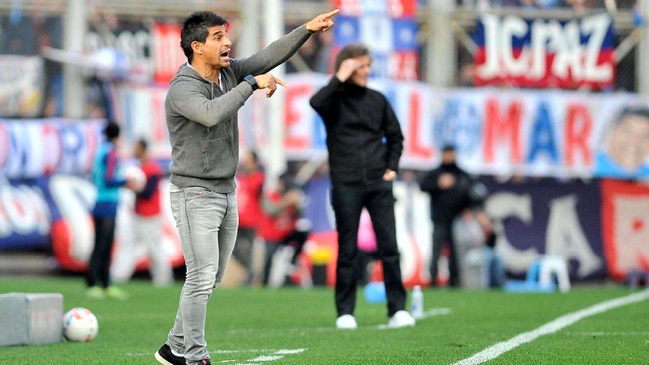 Boca ratificó a Hugo Ibarra como director técnico hasta fin de año