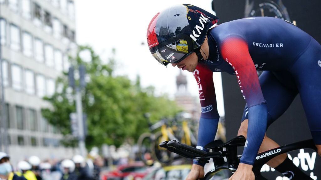 Tom Bidcock, 22 ans, plus jeune homme à avoir remporté l’étape du Tour de France aux Alpes d’Huez ;  Jonas Weinggaard reste en tête du Tour