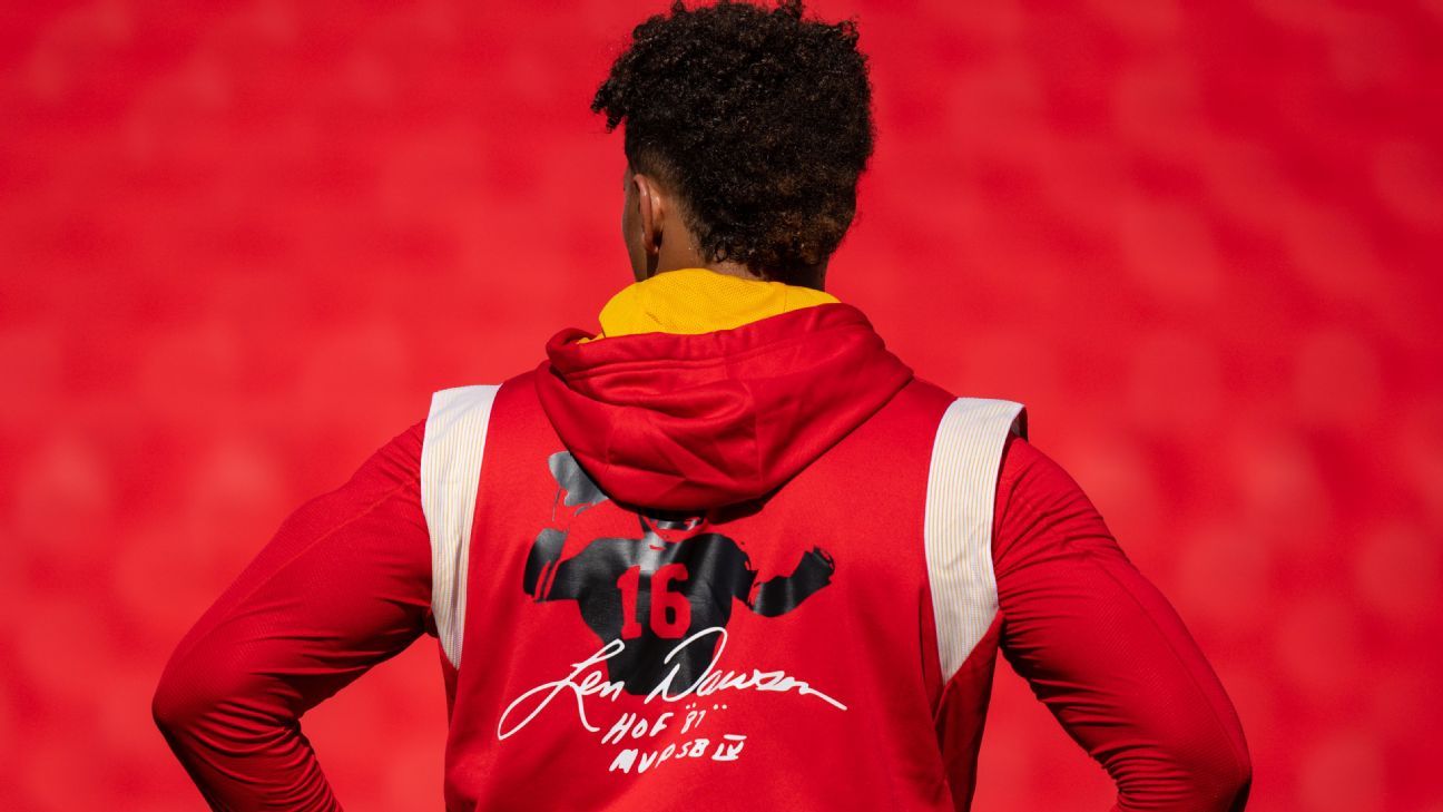 Patrick Mahomes & the Chiefs honor Len Dawson with his famous choir  huddle 