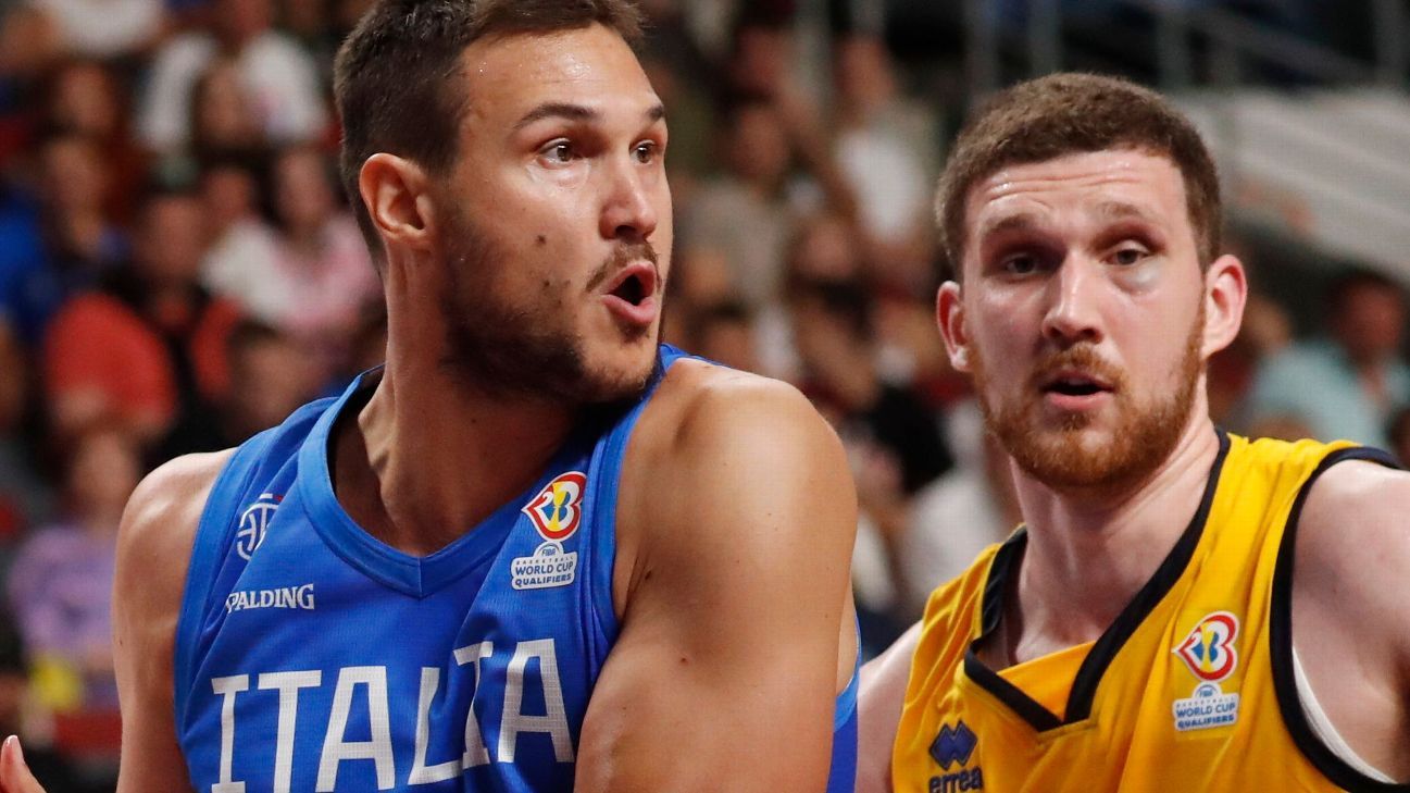 New York Knicks' Danilo Gallinari (right) drives against Los