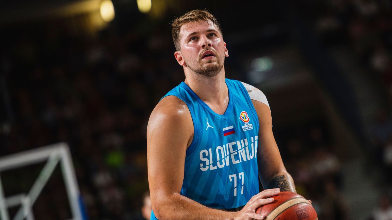 Luka Doncic aus Slowenien sitzt auf der Tribüne gegen die USA