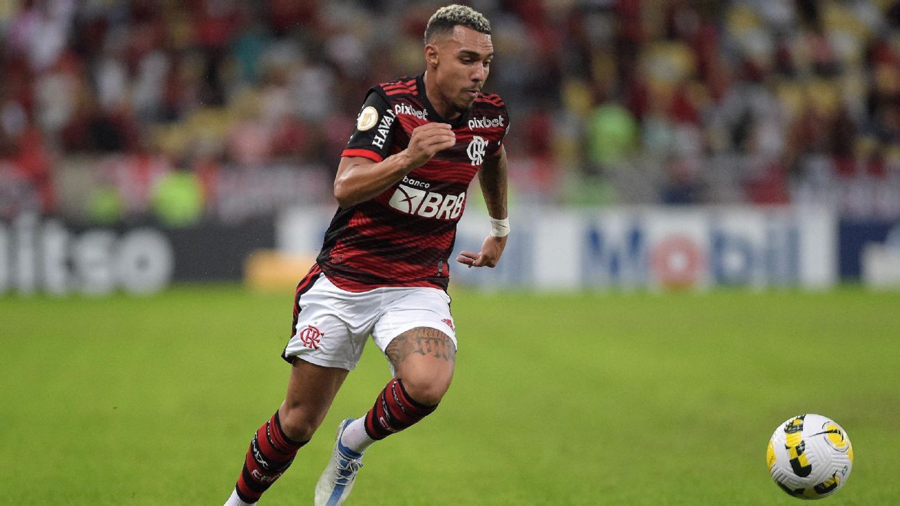 Corinthians e Flamengo discordam de cláusulas em contrato e emperram negociação por lateral Matheuzinho