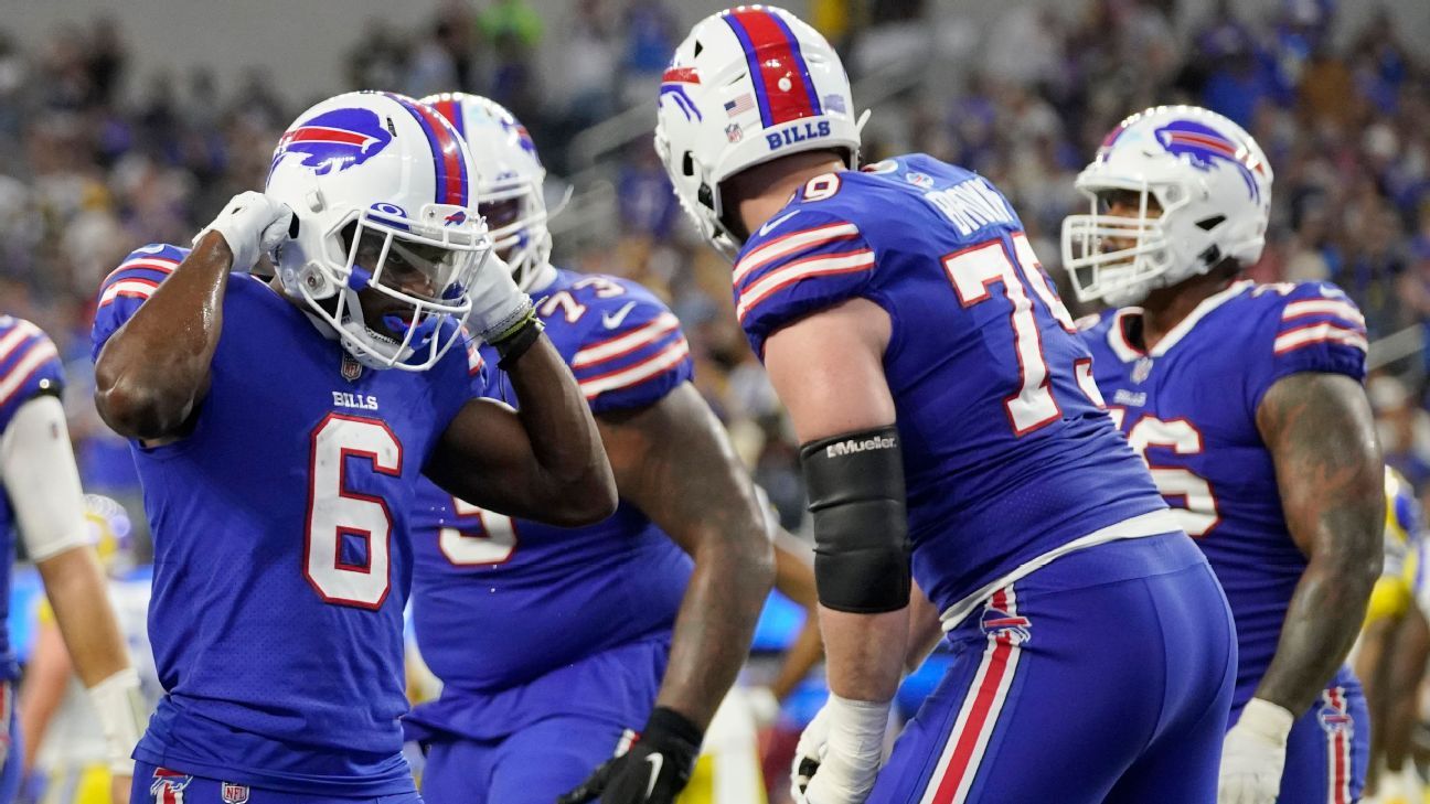 Buffalo Bills' Josh Allen shows off quick release to connect with Isaiah McKenzi..