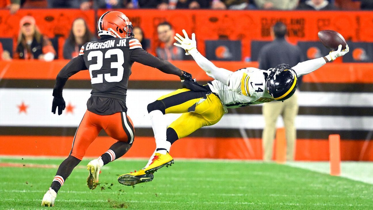 Pittsburgh Steelers wide receiver George Pickens (14) works