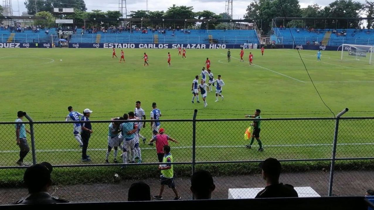 Partido sin goles y un punto para el Conil CF y otro para el Ciudad de  Lucena (0-0) - GolSur