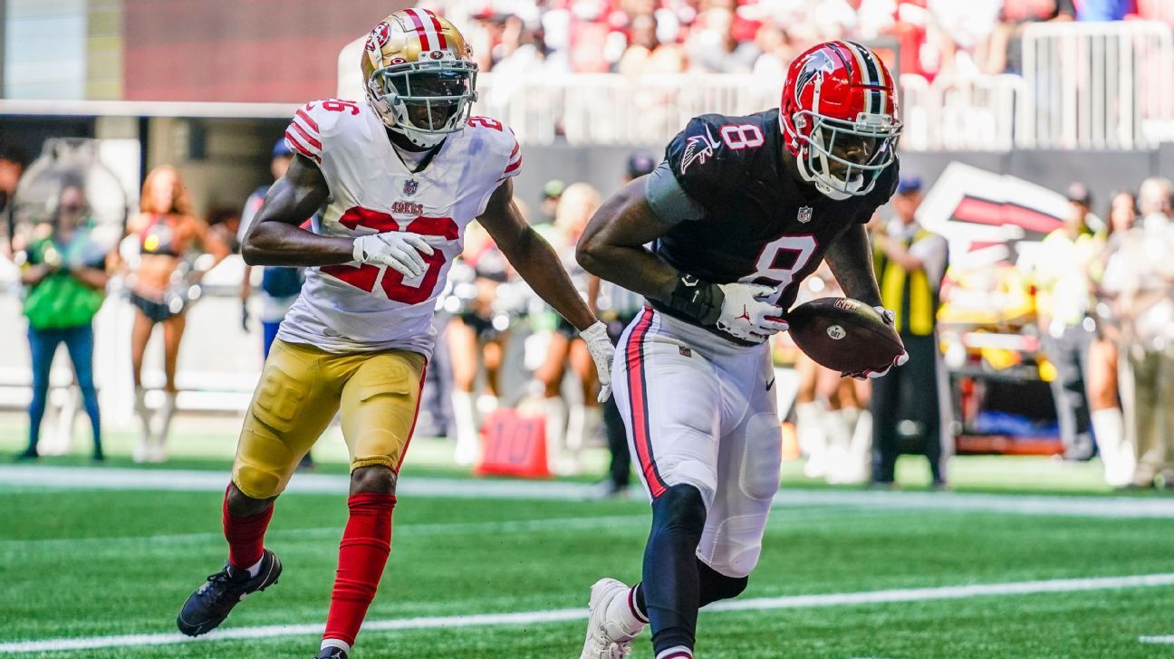 Atlanta Falcons tight end Kyle Pitts (8) outruns New York Jets