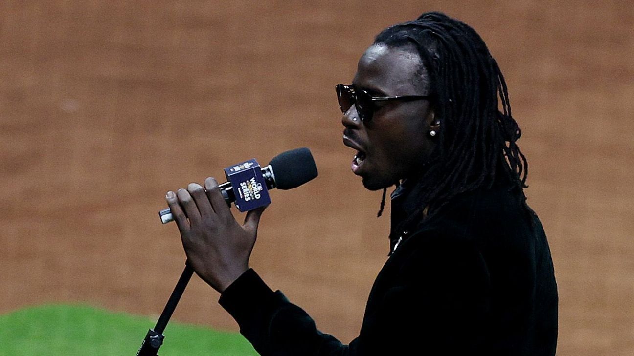 Nat'l anthem singer botches lyrics before Game 1