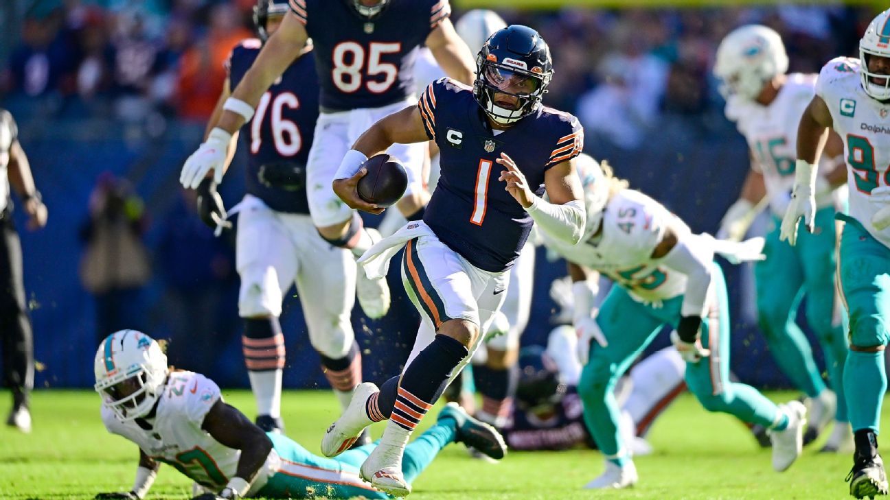 Dolphins' Mike McDaniel hilariously sprints off field after