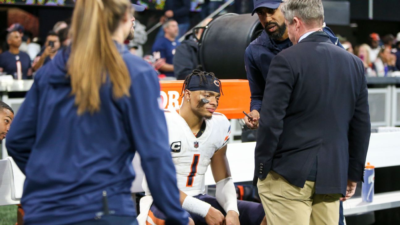 Bears QB Justin Fields says he has separated left shoulder