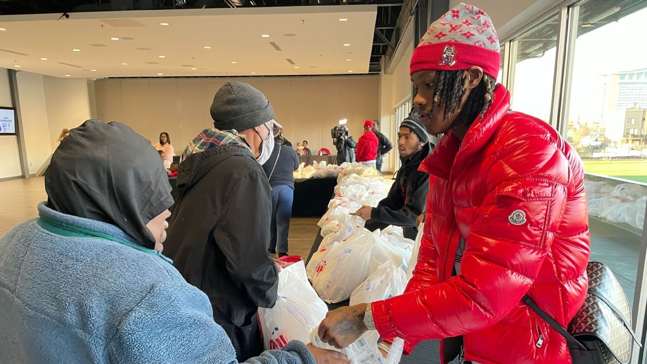 Lions rookie Jameson Williams helps in Thanksgiving giveaway