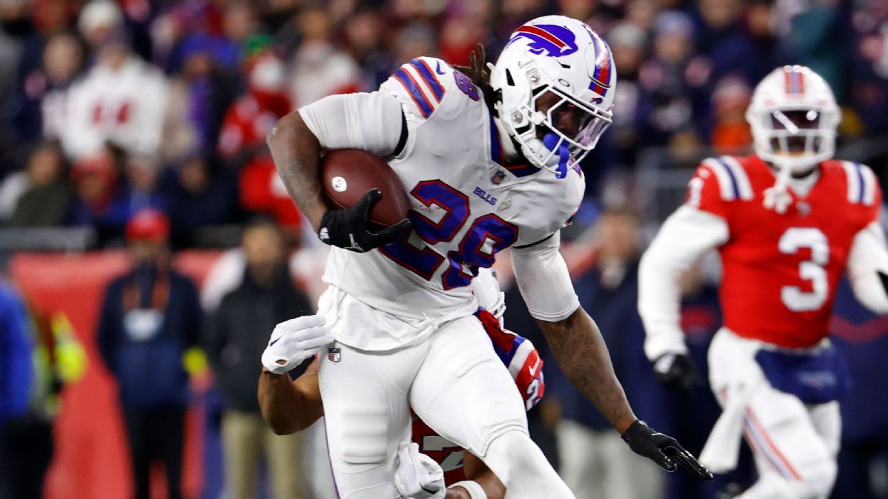 Buffalo Bills running back James Cook (28) runs the ball against the New  York Jets in