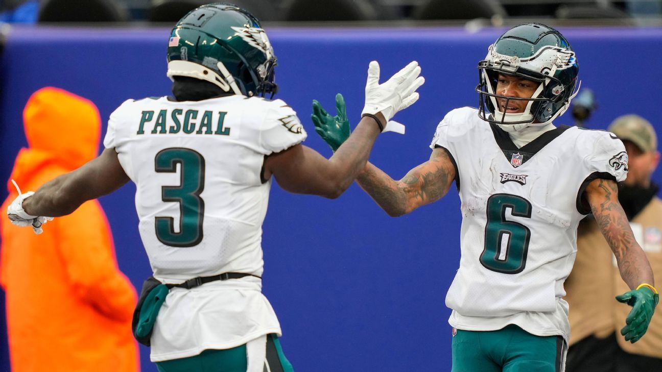 Jalen Hurts' budding chemistry with DeVonta Smith provides Eagles with hope  amid another loss - ESPN - Philadelphia Eagles Blog- ESPN