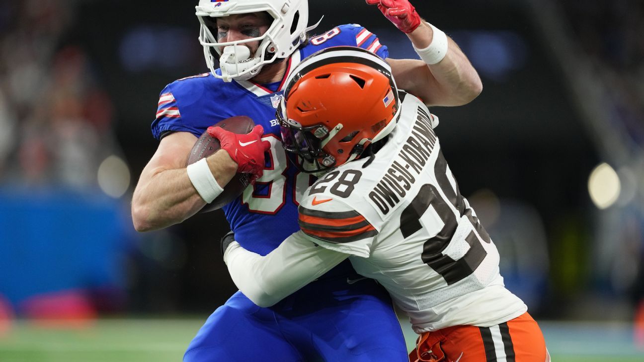 Jeremiah Owusu-Koramoah of the Cleveland Browns plays against the