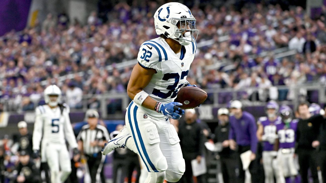 WATCH: Colts return blocked punt for TD vs. Vikings