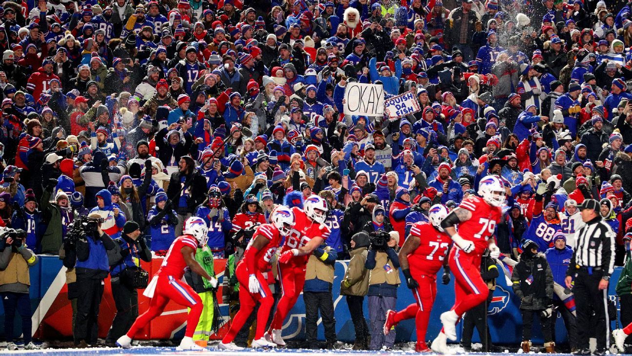 Officials warn Bills' fans throwing snow onto field vs. Dolphins - ESPN