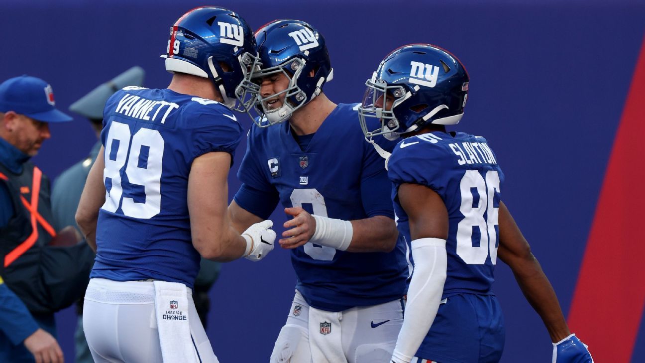 Photo of Eli Manning, Daniel Jones on sideline during Giants vs