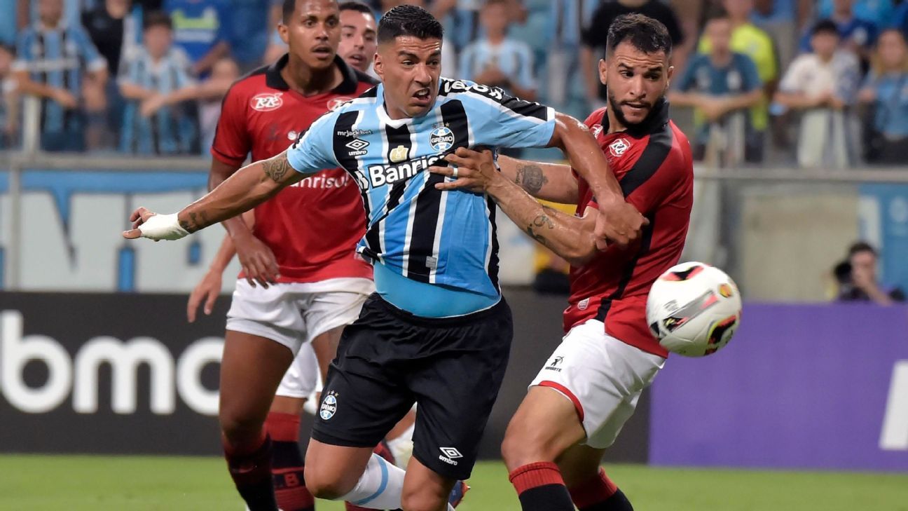Su&Atilde;&iexcl;rez faz gol no fim, garante vit&Atilde;&sup3;ria suada do Gr&Atilde;&ordf;mio no Gauch&Atilde;&pound;o e mant&Atilde;&copy;m  100% na temporada