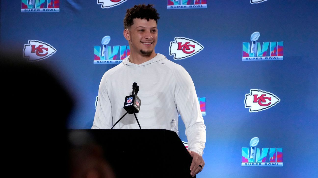 Patrick Mahomes returns to Super Bowl LVII after limping off - Los Angeles  Times