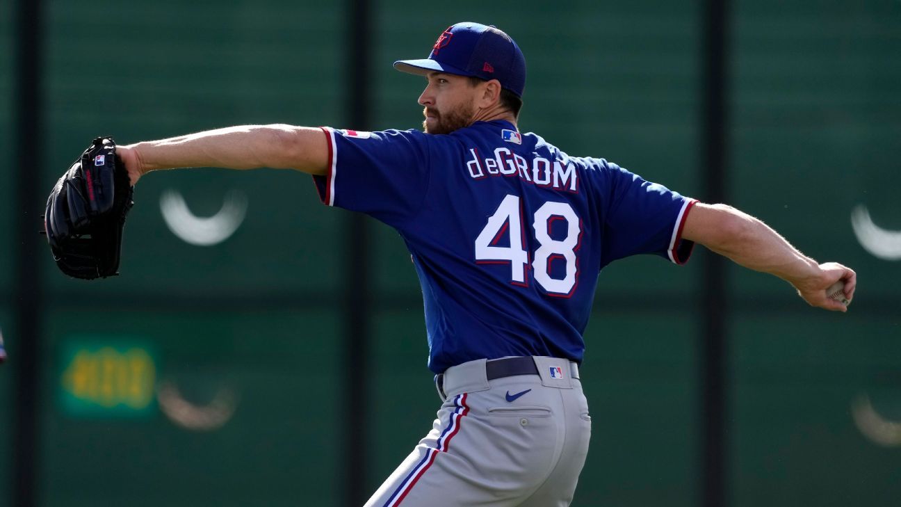 Rangers' Jacob deGrom throws, takes 'step in the right direction