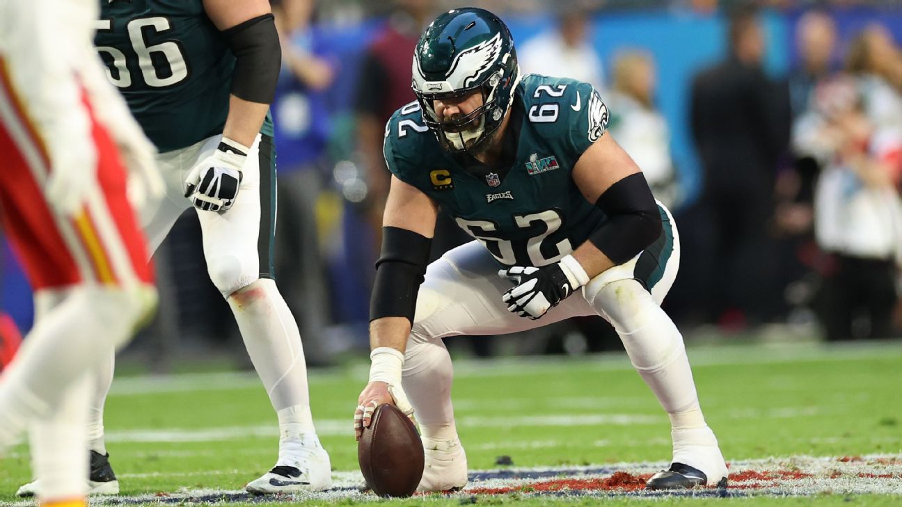 Sources: Kelce tells Eagles teammates he'll retire