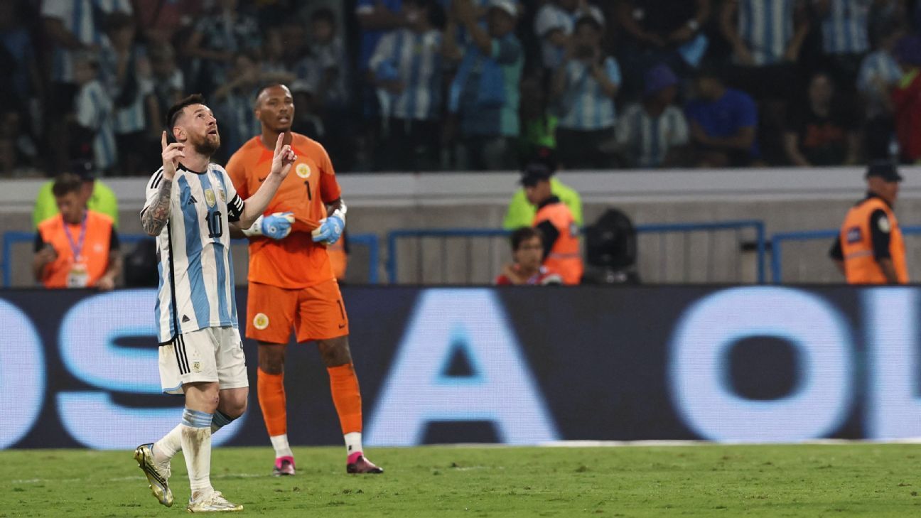 New Jersey, USA. 26th June, 2016. Argentina's Lionel Messi steps